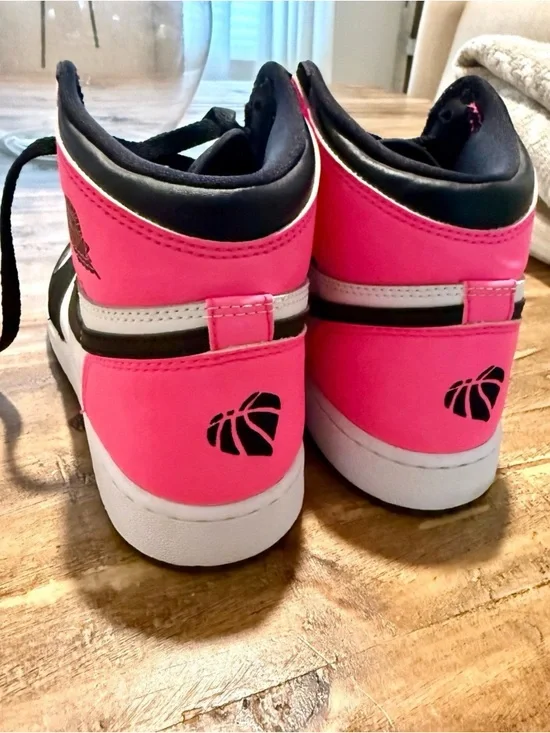 Jordan 1 Retro High Valentine's Day 2017 - GS 6.5Y / Women’s 8 - Rare! - Picture 2 of 4